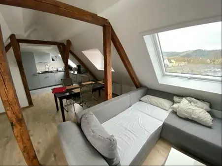 Gemütlich, neuwertig saniert, sofort frei - Wohnung im DG