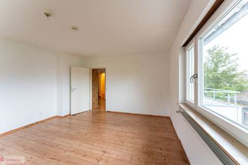 Schlafzimmer im OG - Zweifamilienhaus in 77694 Kehl mit 235m² kaufen