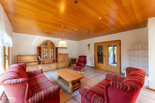 Wohnzimmer mit Kachelofen - Einfamilienhaus in 77866 Rheinau mit 195m² kaufen