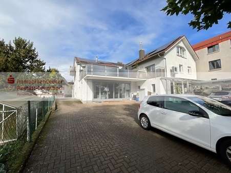 Rückansicht_Parkplatz im Hof - Maisonette-Wohnung in 76479 Steinmauern mit 180m² kaufen