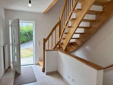 Treppenhaus mit Hauseingang Treppenhaus mit Hauseingang - Einfamilienhaus in 75417 Mühlacker, Enzberg mit 129m² kaufen