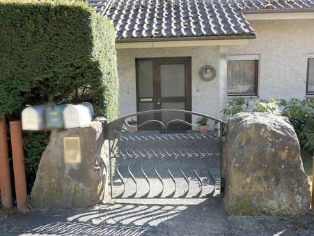 Hauseingang - Dachgeschosswohnung in 75399 Unterreichenbach mit 108m² kaufen