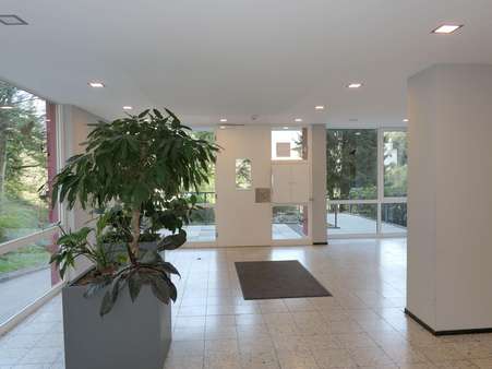 helle Eingangshalle mit... - Etagenwohnung in 76332 Bad Herrenalb mit 91m² kaufen