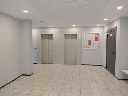 ...Zugang zu den Aufzügen - Etagenwohnung in 76332 Bad Herrenalb mit 91m² kaufen