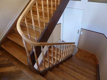 gepflegter Treppenaufgang - Mehrfamilienhaus in 75323 Bad Wildbad mit 353m² kaufen