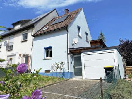 Blühende Straßenansicht - Doppelhaushälfte in 75179 Pforzheim mit 83m² kaufen