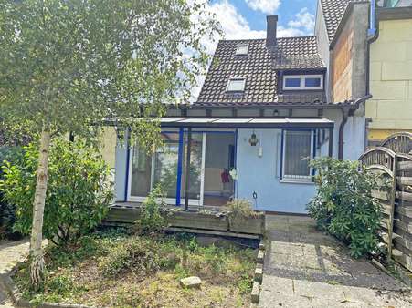 Rückseite mit Terrasse ... - Doppelhaushälfte in 75179 Pforzheim mit 83m² kaufen