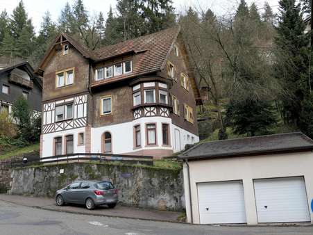 Straßenansicht mit Garage - Mehrfamilienhaus in 75323 Bad Wildbad mit 212m² kaufen