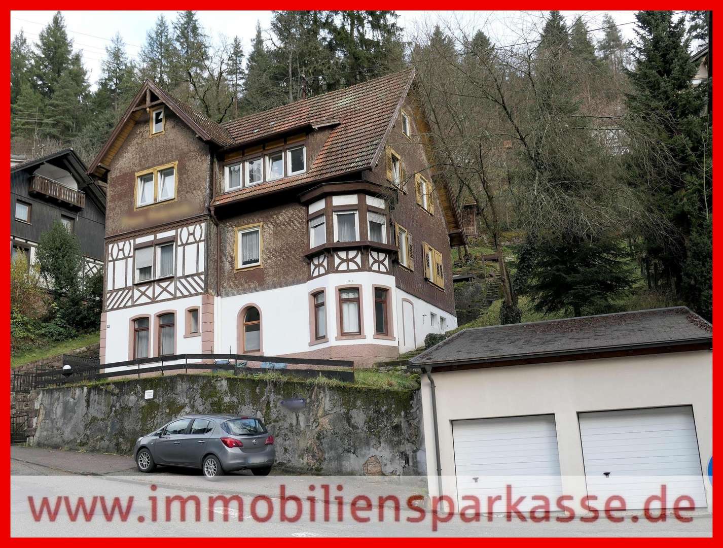 Straßenansicht mit Garage - Mehrfamilienhaus in 75323 Bad Wildbad mit 212m² kaufen