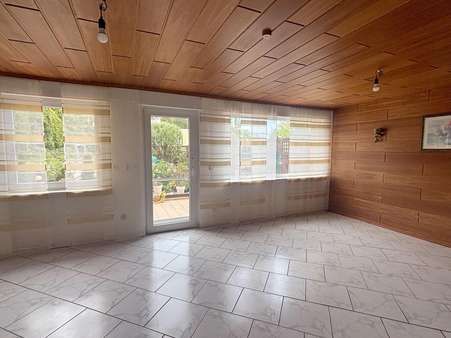 ... und Terrassenzugang - Reihenmittelhaus in 75228 Ispringen mit 112m² kaufen
