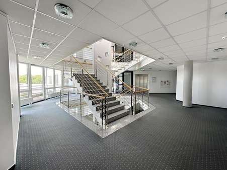 Aufgang EG - Büro in 76307 Karlsbad mit 922m² mieten