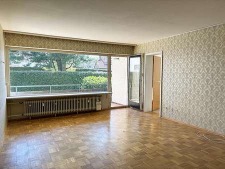 Wohnzimmer mit Blick ins Grüne - Erdgeschosswohnung in 76332 Bad Herrenalb mit 63m² kaufen