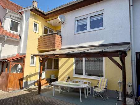 überdachte Terrasse im Hof - Zweifamilienhaus in 75210 Keltern mit 177m² kaufen