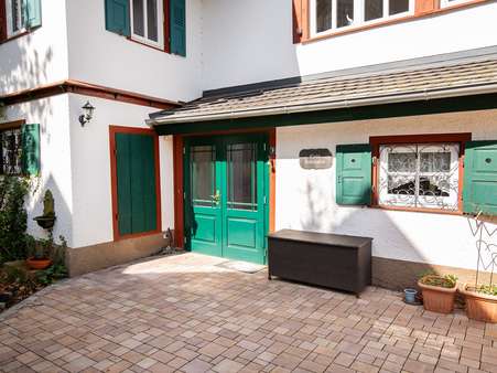 Einladender Eingangsbereich - Einfamilienhaus in 76332 Bad Herrenalb mit 270m² kaufen