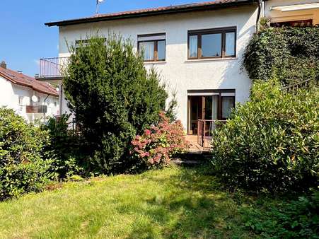 Ansicht vom Garten Ansicht vom Garten - Zweifamilienhaus in 75175 Pforzheim mit 113m² kaufen