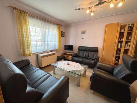 Wohnzimmer im EG Wohnzimmer im EG - Doppelhaushälfte in 75417 Mühlacker mit 114m² kaufen