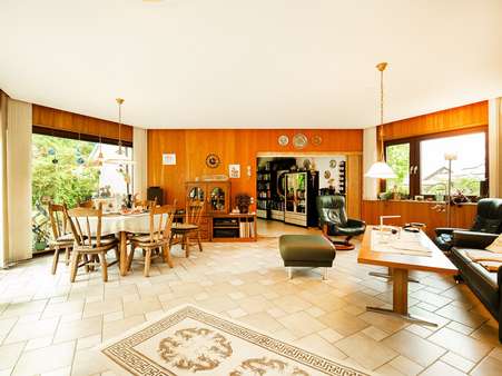 Großzügiges Wohnzimmer - Bungalow in 75305 Neuenbürg mit 144m² kaufen