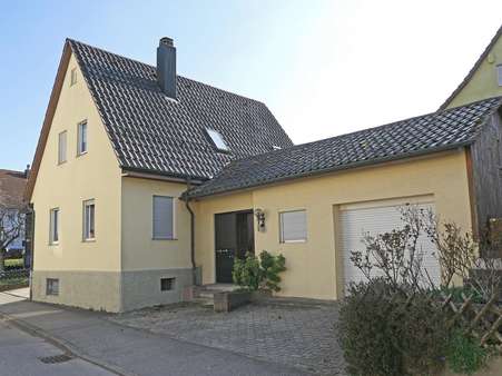 Hausansicht von der Straße - Einfamilienhaus in 75378 Bad Liebenzell mit 90m² kaufen