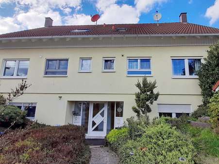 gemeinsamer Zugang - Doppelhaushälfte in 75387 Neubulach mit 117m² kaufen