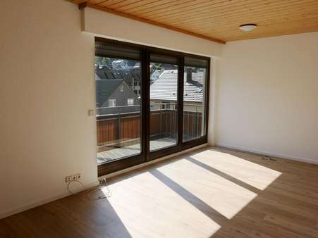 Wohnzimmer mit... - Dachgeschosswohnung in 75323 Bad Wildbad mit 46m² kaufen