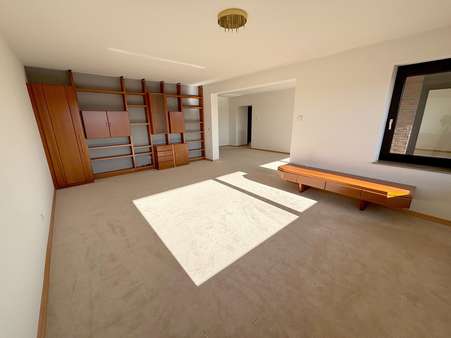 Blick ins Wohnzimmer - Etagenwohnung in 75417 Mühlacker mit 119m² kaufen