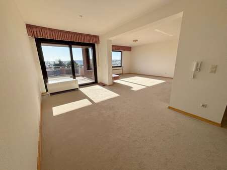 Blick ins Wohnzimmer - Etagenwohnung in 75417 Mühlacker mit 119m² kaufen