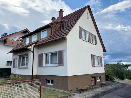 Seitenansicht mit Hofeinfahrt - Zweifamilienhaus in 75180 Pforzheim mit 140m² kaufen