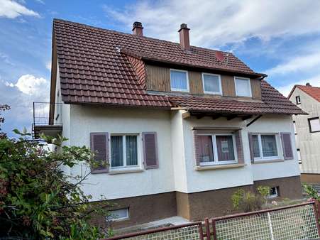 Straßenansicht mit nostalgischen Klappläden - Zweifamilienhaus in 75180 Pforzheim mit 140m² kaufen