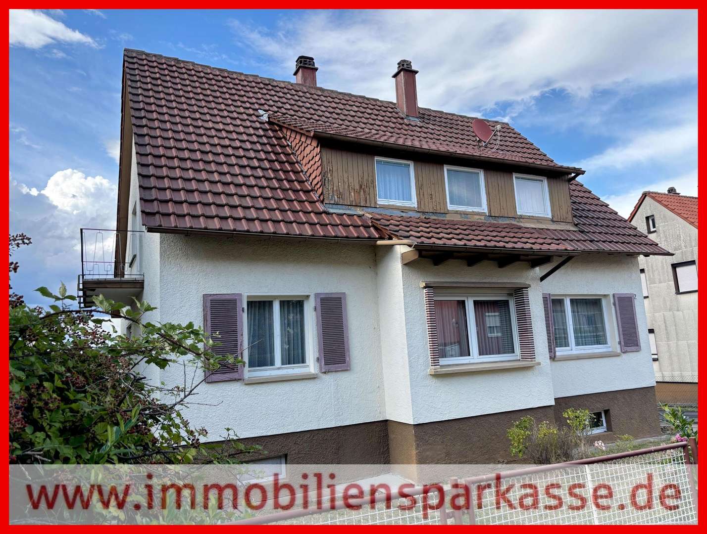 Straßenansicht mit nostalgischen Klappläden - Zweifamilienhaus in 75180 Pforzheim mit 140m² kaufen