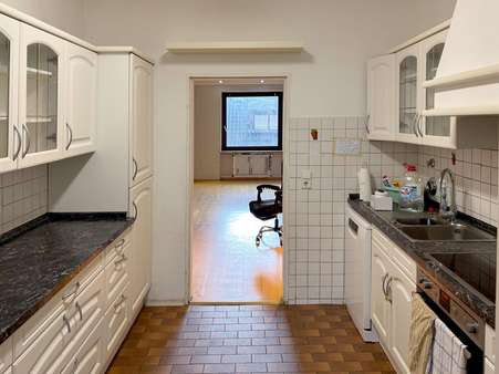 Einbauküche vor Garderobe Einbauküche vor Garderobe - Etagenwohnung in 75172 Pforzheim mit 103m² kaufen