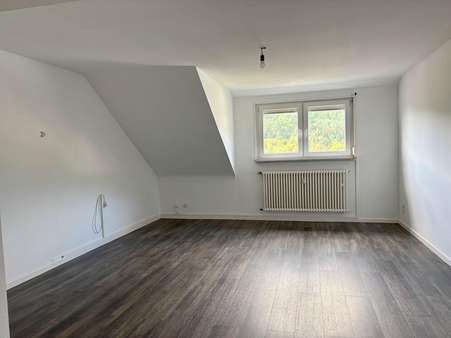 Wohnzimmer mit Blick ins Grüne Wohnzimmer mit Blick ins Grüne - Dachgeschosswohnung in 76332 Bad Herrenalb mit 84m² kaufen