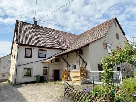 Hausansicht Hof - Zweifamilienhaus in 71292 Friolzheim mit 195m² kaufen
