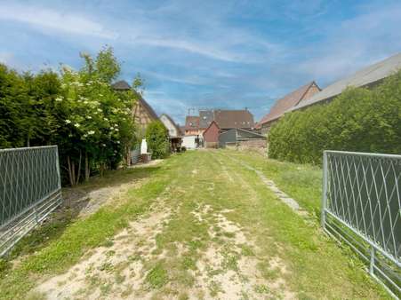 Einfahrt zum Baugrundstück Einfahrt zum Baugrundstück - Mehrfamilienhaus in 75059 Zaisenhausen mit 285m² kaufen