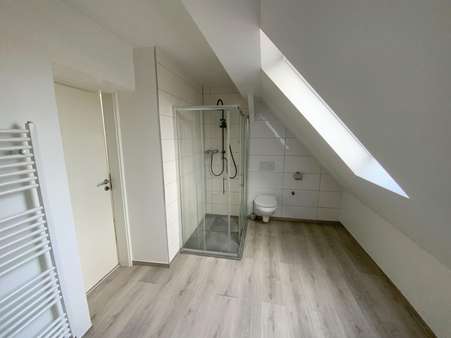 Wohnung 1: Tageslichtbad Wohnung 1: Tageslichtbad - Mehrfamilienhaus in 75059 Zaisenhausen mit 285m² kaufen
