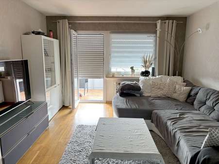 gemütliches Wohnzimmer gemütliches Wohnzimmer - Etagenwohnung in 75365 Calw, Heumaden mit 64m² kaufen
