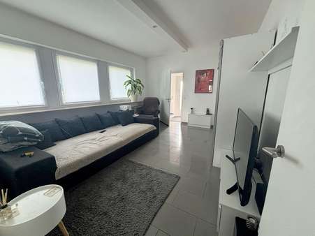 helles Wohnzimmer helles Wohnzimmer - Mehrfamilienhaus in 75179 Pforzheim mit 277m² kaufen