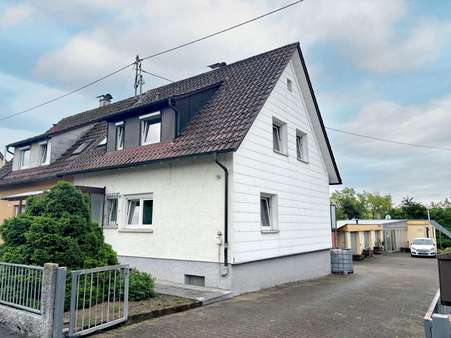 Haus mit großer Hofeinfahrt - Doppelhaushälfte in 75428 Illingen mit 98m² kaufen