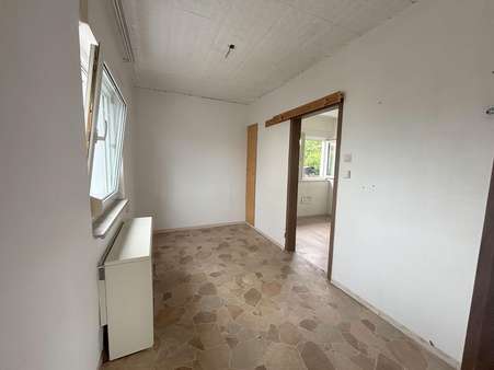 heller Flur - Doppelhaushälfte in 75428 Illingen mit 98m² kaufen