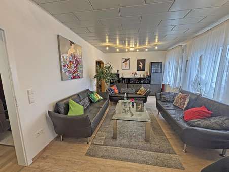 Wohnzimmer im 1. OG Wohnzimmer im 1. OG - Reihenendhaus in 75223 Niefern-Öschelbronn, Niefern mit 100m² kaufen