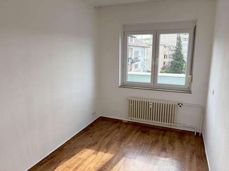 kleines Schlafzimmer - Dachgeschosswohnung in 75177 Pforzheim mit 39m² kaufen