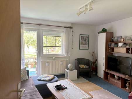 Wohnzimmer mit Blick zur Terrasse EG Wohnzimmer mit Blick zur Terrasse EG - Reihenmittelhaus in 76332 Bad Herrenalb mit 134m² kaufen