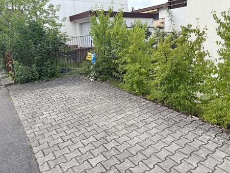 vor dem eigenen Stellplatz vor dem eigenen Stellplatz - Erdgeschosswohnung in 75180 Pforzheim mit 39m² kaufen