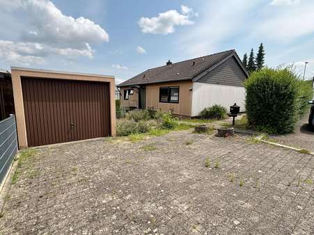 Gesamtansicht mit Garage Gesamtansicht mit Garage - Bungalow in 75417 Mühlacker, Dürrmenz mit 113m² kaufen