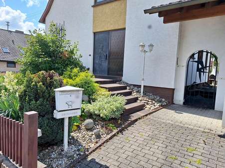 freundlicher Eingangsbereich - Einfamilienhaus in 71299 Wimsheim mit 133m² kaufen