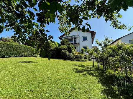 Blick vom Garten auf das Haus - Einfamilienhaus in 75249 Kieselbronn mit 145m² kaufen