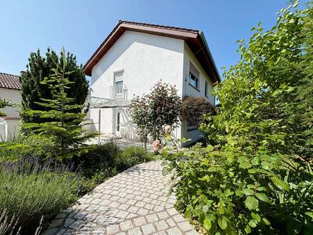 seitlicher Blick aufs Haus - Einfamilienhaus in 75249 Kieselbronn mit 145m² kaufen