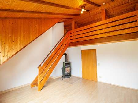 ... Pelletofen und Treppe auf die Empore ... Pelletofen und Treppe auf die Empore - Zweifamilienhaus in 75181 Pforzheim mit 137m² kaufen