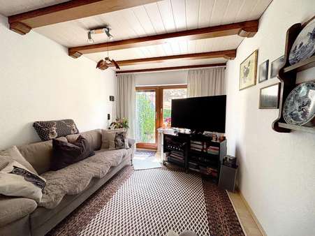Wohnzimmer mit Zugang zum Garten Wohnzimmer mit Zugang zum Garten - Einfamilienhaus in 75382 Althengstett mit 123m² kaufen