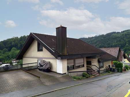 Straßenansicht - Souterrain-Wohnung in 75305 Neuenbürg mit 90m² kaufen
