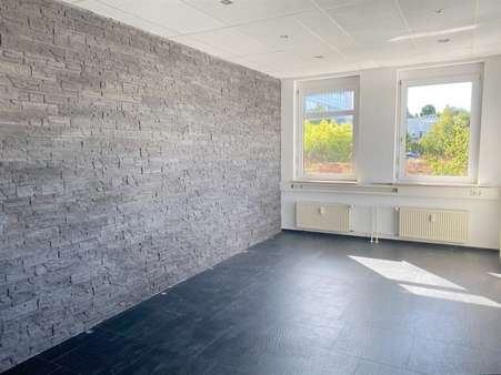 Chefbüro mit schicker Wand - Büro in 75179 Pforzheim mit 429m² mieten